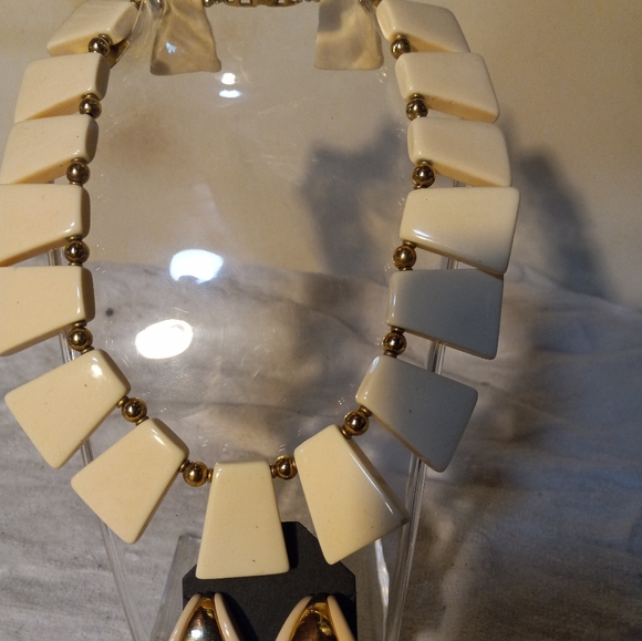 Used,not new 2pc. 16in . choker cream necklace &matching pierced earrings - Picture 6 of 6